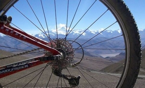 Explore redspokes' Tibet : Everest Base Camp Bicycle Tour